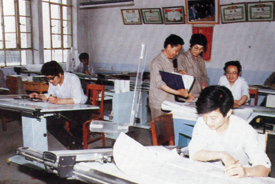 从1984年第一季度到抓管理上登记全面提高企业素质验收前，采取分线检查、总结成绩、找出差距、提出措施、限期整改的方法，使各项工作在整顿中巩固提高，在巩固提高中进行再整顿，再提高。