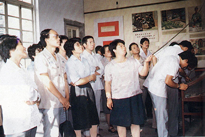 职工参观王杰展览馆