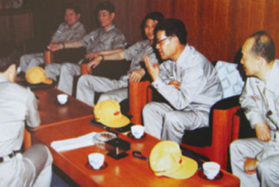 为了学习外国先进技术和管理方法，前往引进技术与设备的国家进行实地考察。薛仲光厂长在日本。