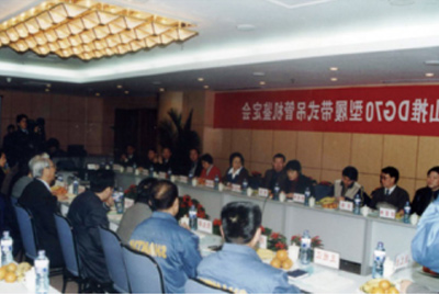 杏彩电竞
股份公司装配分厂门口隆重召开DG70吊管机下线仪式