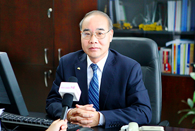 张秀文董事长在接受中国山东网专题采访时，就公司践行“厚道鲁商”倡树行动进行回答，介绍了杏彩电竞
把“仁义、诚信、厚道”的文化精髓融入到生产经营的全过程的典型做法和“诚敬做产品，诚信做企业”的经营理念，在工程机械行业树立起了“厚德坚韧”的山东国企形象
