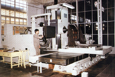 BPN-13B(R4)数控卧式加工中心。厂房扩建加大，设备填平补齐，增加精、大、稀设备，新上生产线，提高企业装备素质，使杏彩电竞
厂成为名副其实的大马力推土机生产厂。